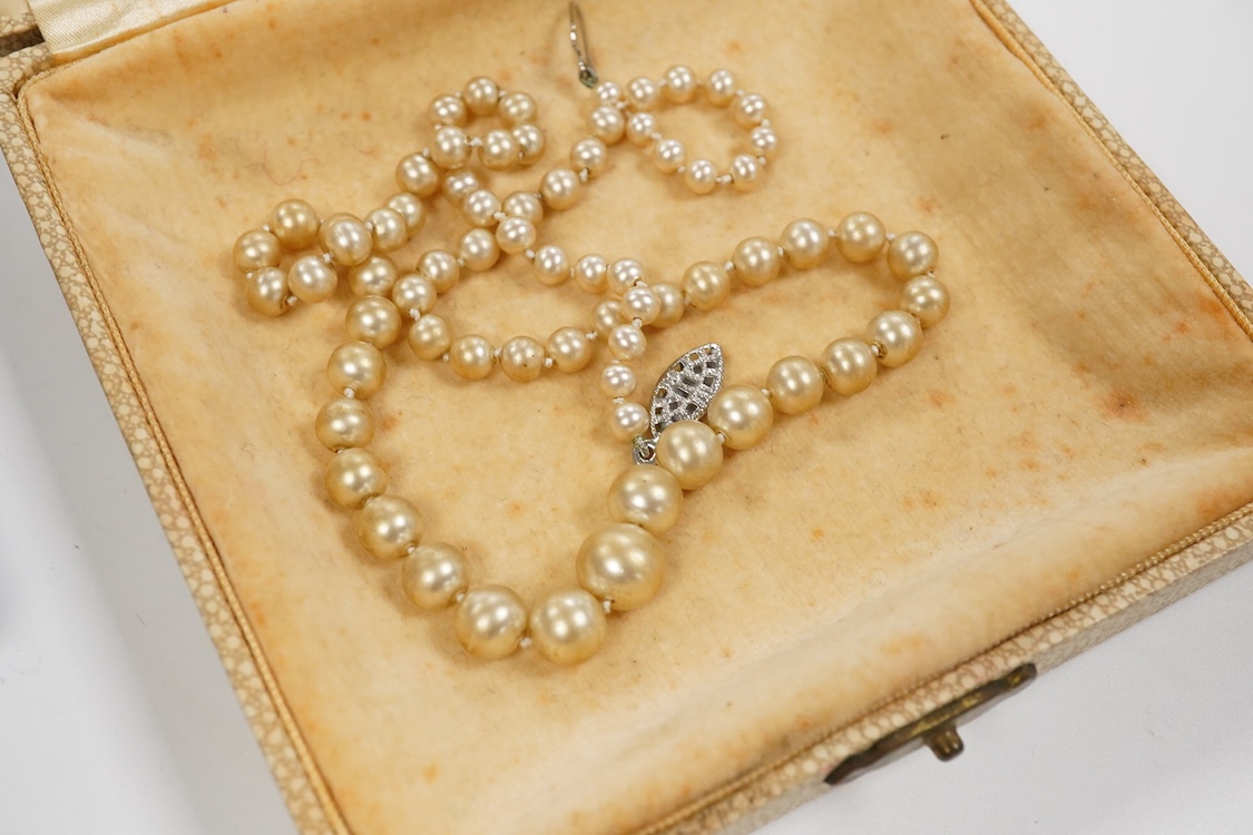 A collection of assorted jewellery including a stylish textured 925 necklace, 76cm and a similar bracelet, 18cm, a Portuguese white metal hinged bracelet, a white metal necklace with amberoid pendant, a white metal and g